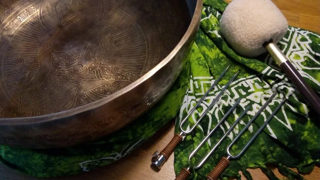 Große Klangschale mit Stimmgabel